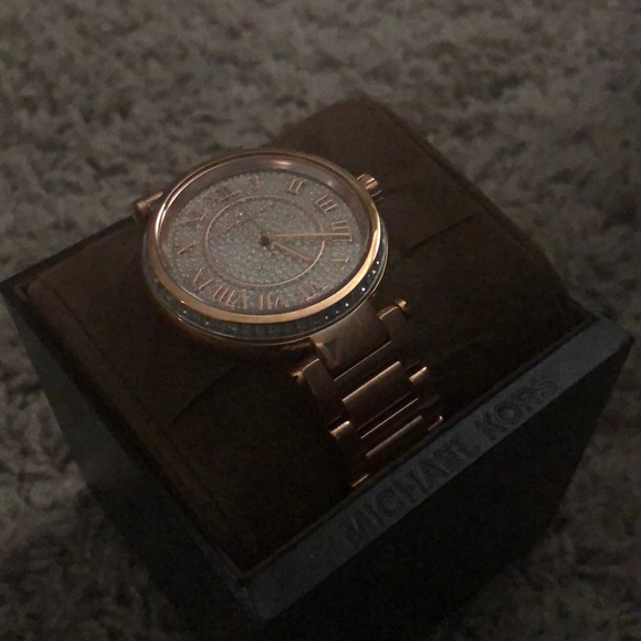 Beautiful Rose Gold Michael Kors watch - Picture 2 of 6